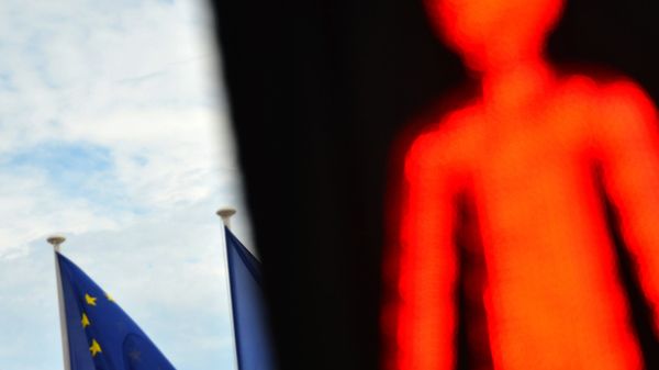 Флаги России, ЕС и Франции Флаги России, ЕС и Франции