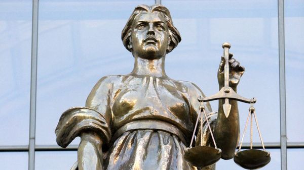 Фемида на здании Верховного суда РФ
