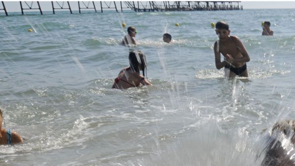 Дети купаются в море Дети купаются в море