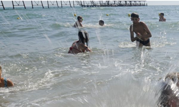 Дети купаются в море 