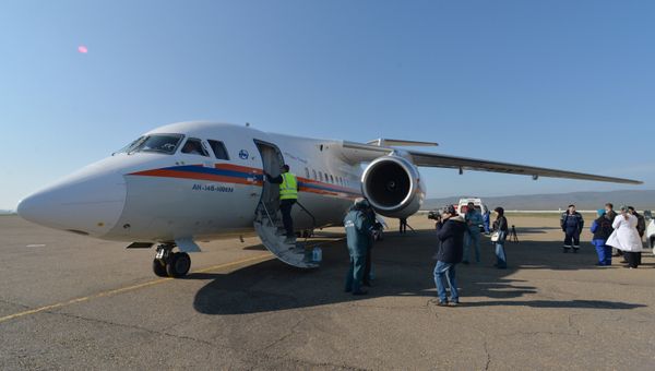 Самолет Ан-148 МЧС России осуществляет санитарно-авиационную эвакуацию тяжелобольного ребенка