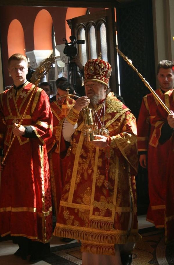 Митрополит Лазарь вносит Благодатный огонь Митрополит Лазарь вносит Благодатный огонь
