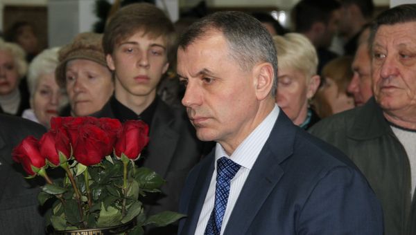 Глава Госсовета Республики Крым Владимир Константинов на церемонии прощания с президентом КФУ Николаем Багровым