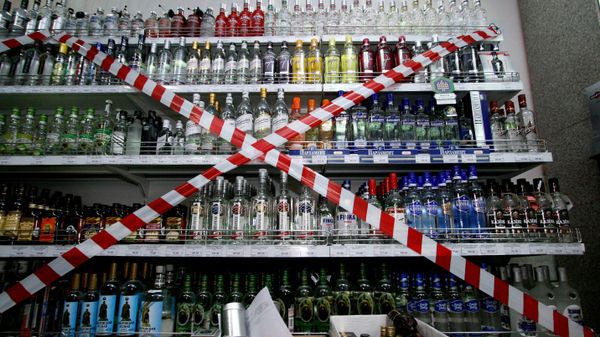 Витрина с алкогольной продукцией в супермаркете
