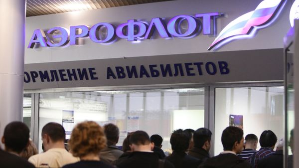 Пассажиры в очереди за билетами