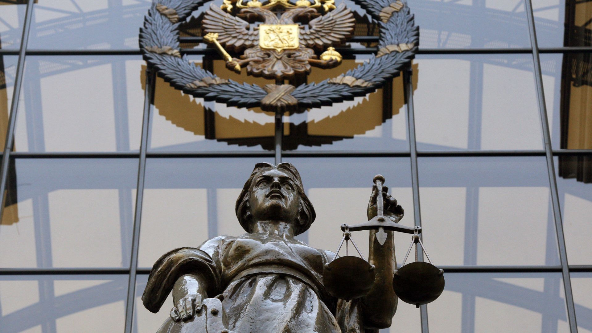 Статуя Фемиды на фасаде здания верховного суда РФ в Москве. Статуя Фемиды на фасаде здания верховного суда РФ в Москве. - РИА Новости, 1920, 10.12.2020