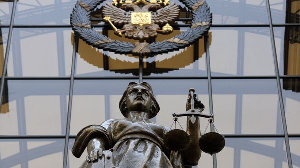 Статуя Фемиды на фасаде здания верховного суда РФ в Москве. Статуя Фемиды на фасаде здания верховного суда РФ в Москве.