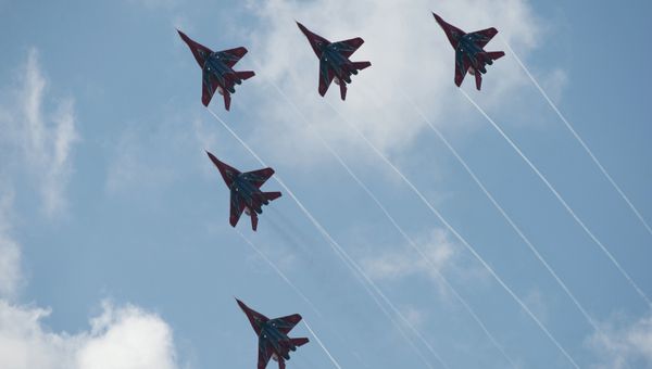 Построение Клин истребителей Миг-29 АГВП Стрижина аэродроме временного базирования в г.Пушкин